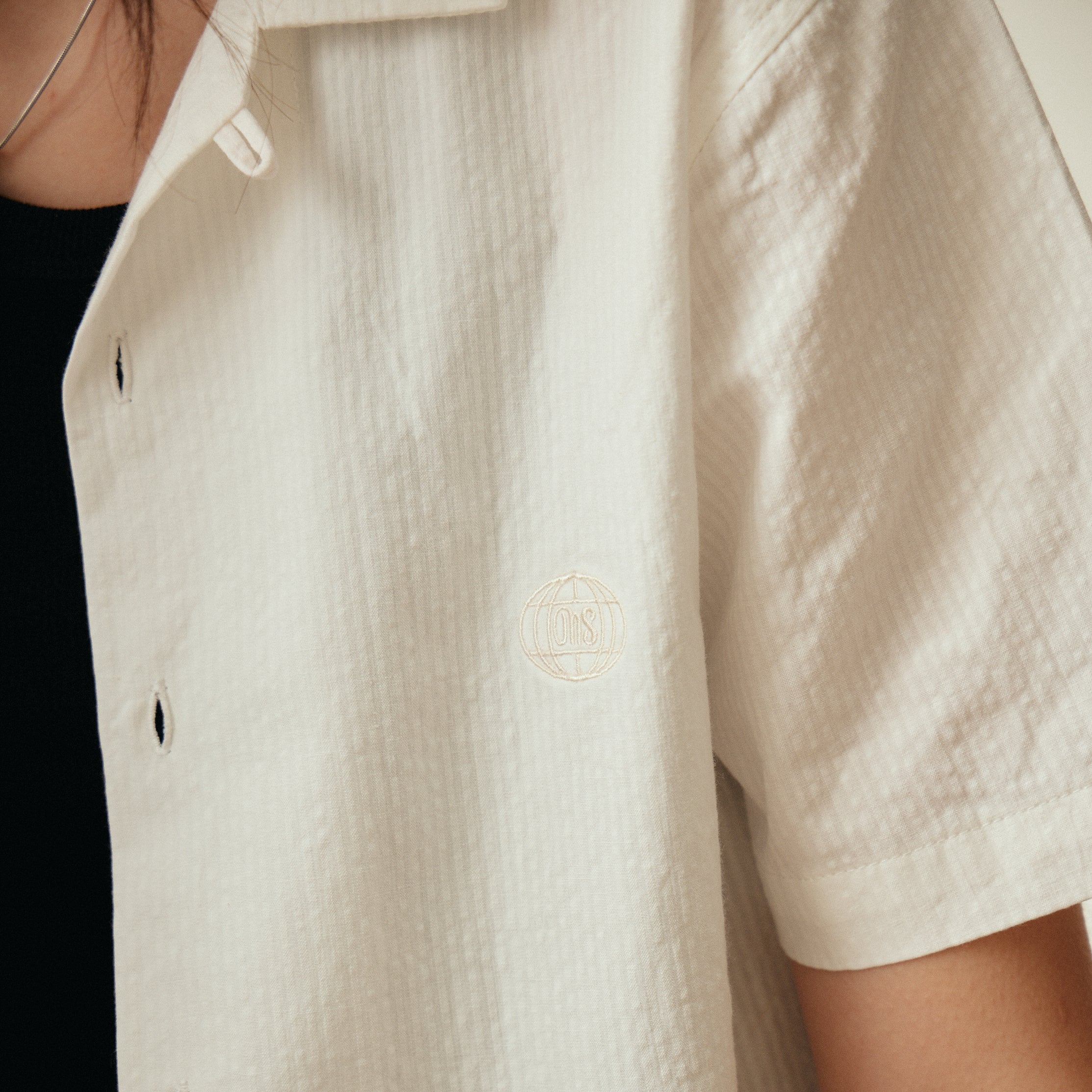 เสื้อเชิ้ตคอปก - SEERSUCKER สีขาว