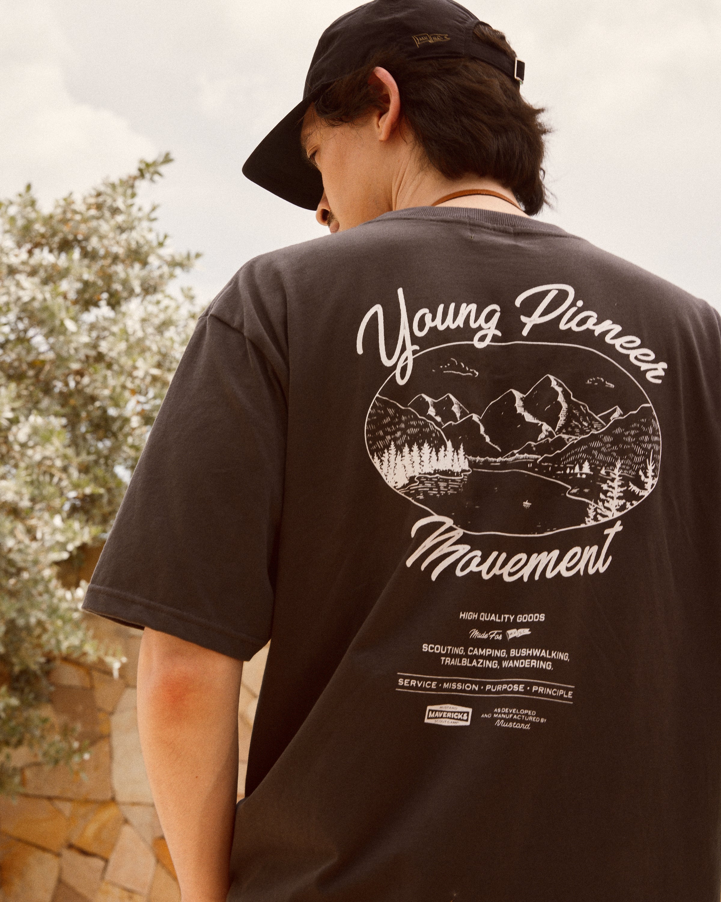 เสื้อยืด Young Pioneer - สีเทา