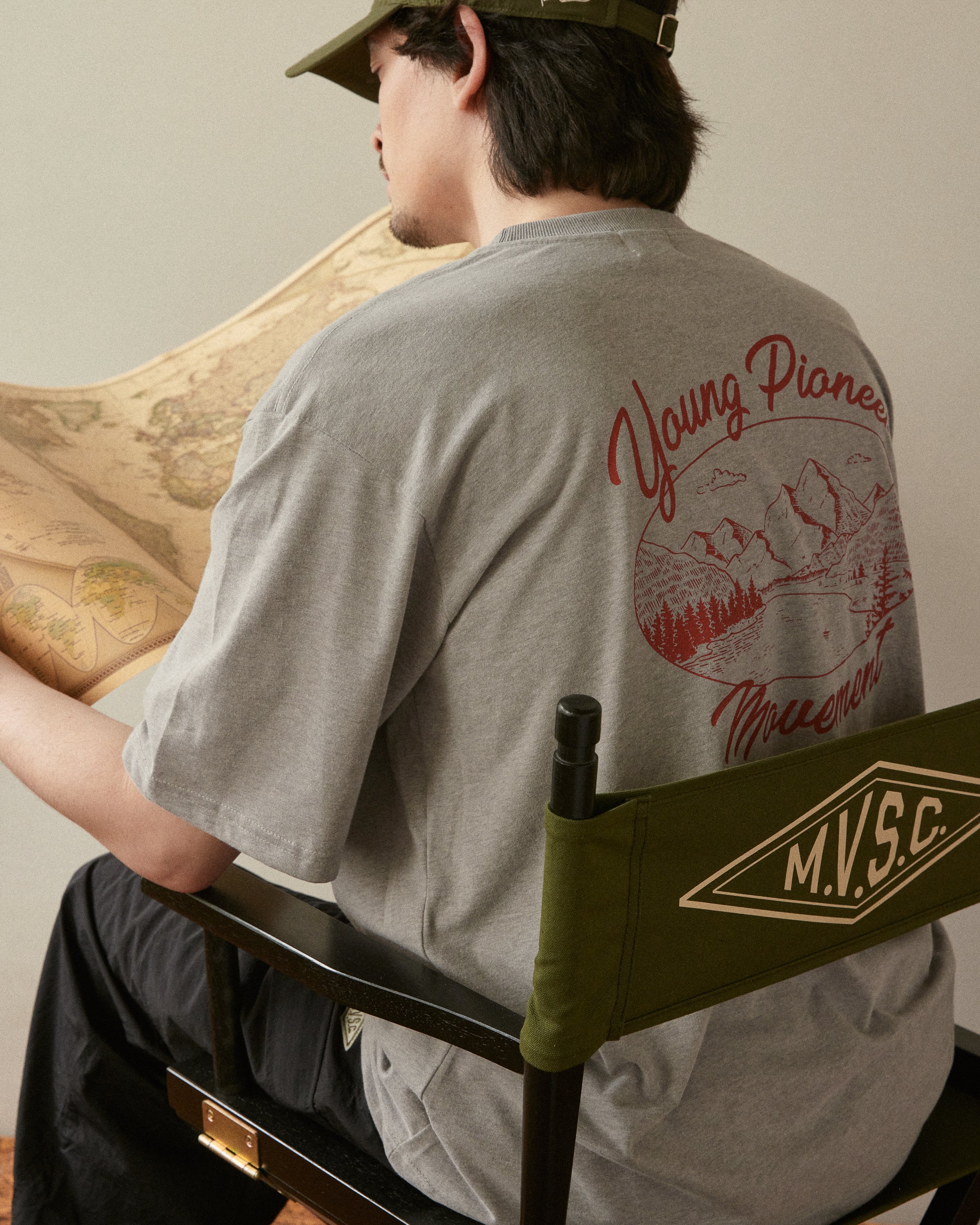 เสื้อยืด Young Pioneer - สีเทา