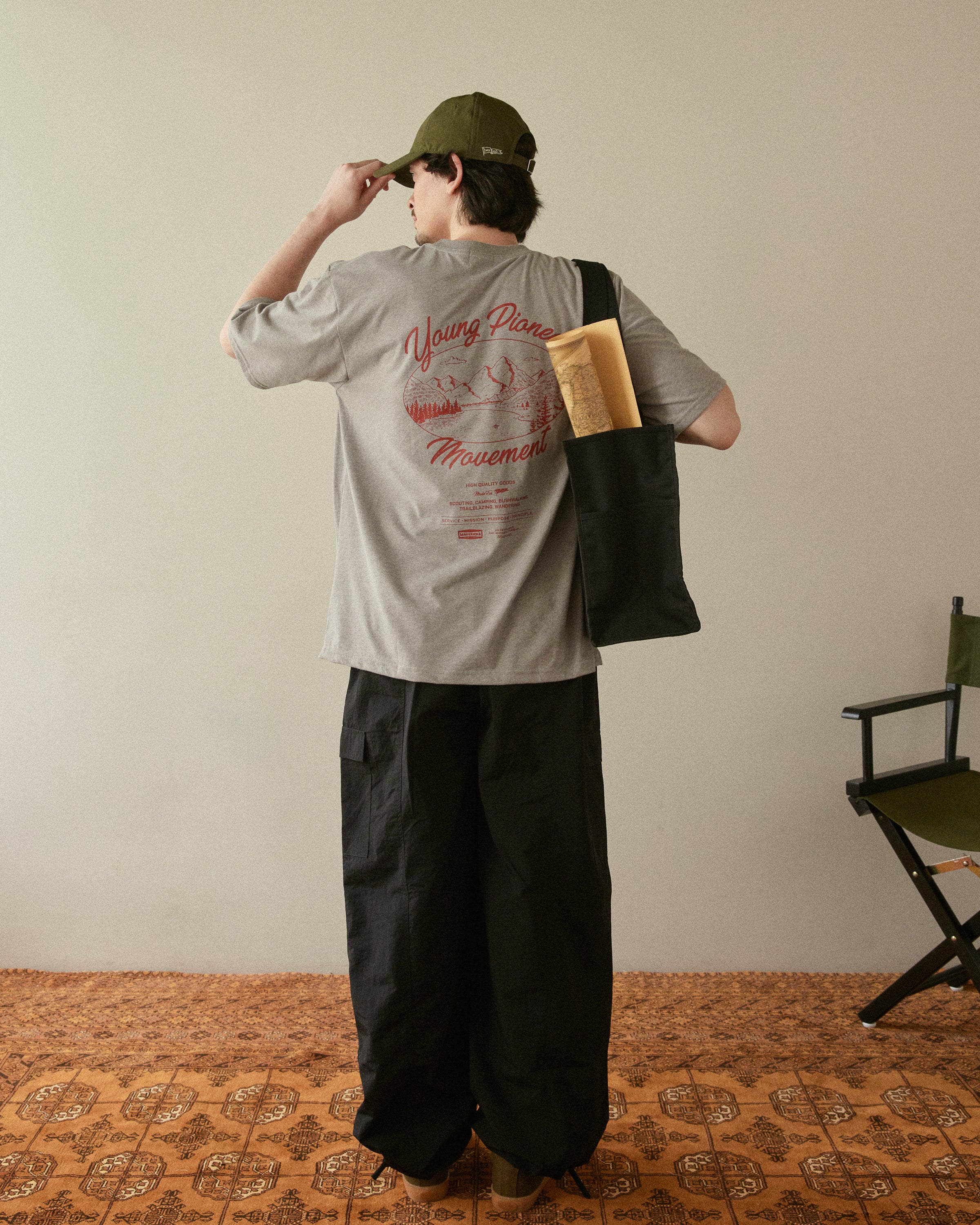 เสื้อยืด Young Pioneer - สีเทา